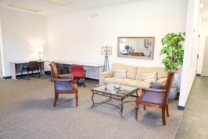 5070 Old Ellis Pt, Roswell, GA for sale - Interior Photo - Image 3 of 9
