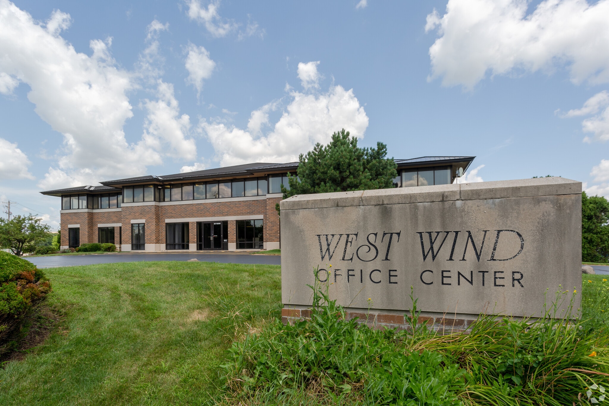 West Wind Office Center portefeuille de 3 propriétés à vendre sur LoopNet.ca Photo du bâtiment- Image 1 de 10