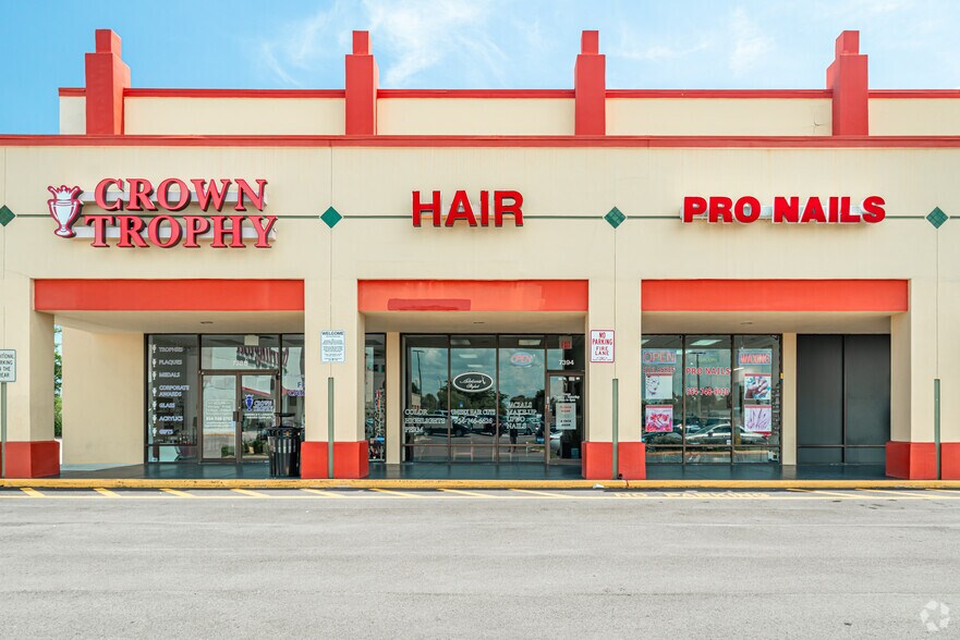 7388-7562 W Commercial Blvd, Lauderhill, FL à louer - Photo du bâtiment - Image 2 de 17