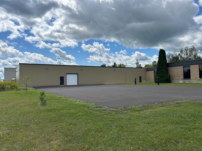 950 Rue Cowie, Granby, QC à louer - Photo du bâtiment - Image 1 de 3