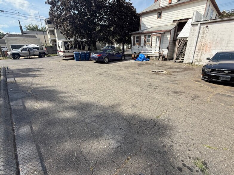 2310 E Main St, Bridgeport, CT à vendre - Photo du bâtiment - Image 2 de 11