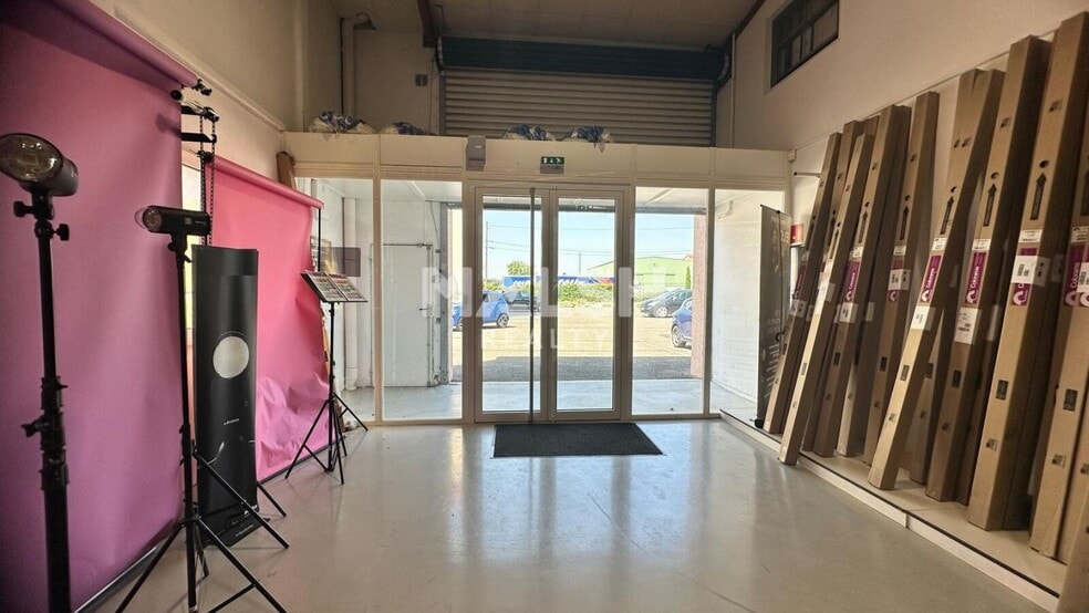 Flex dans Décines-Charpieu à louer - Hall d’entrée - Image 2 de 13