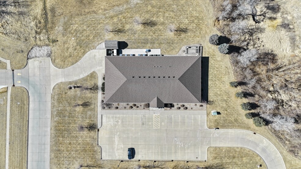 411 SE 9th St, Pella, IA for lease - Building Photo - Image 2 of 5