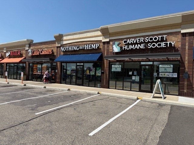 802-822 Yellow Brick Rd, Chaska, MN for lease - Building Photo - Image 1 of 9