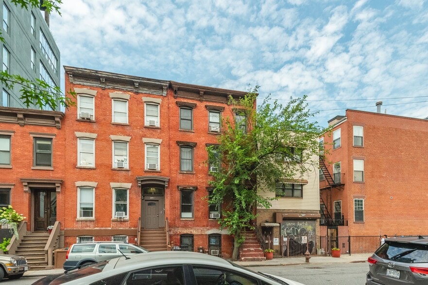 328 Berry St, Brooklyn, NY à vendre - Photo du bâtiment - Image 2 de 13