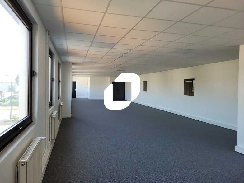 Office in Lisses for lease - Interior Photo - Image 3 of 8