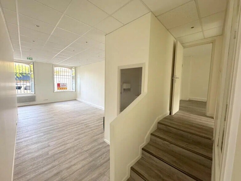 Bureau dans Versailles à louer - Photo du bâtiment - Image 2 de 13