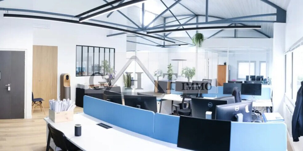 Office in Gennevilliers for lease - Interior Photo - Image 2 of 3