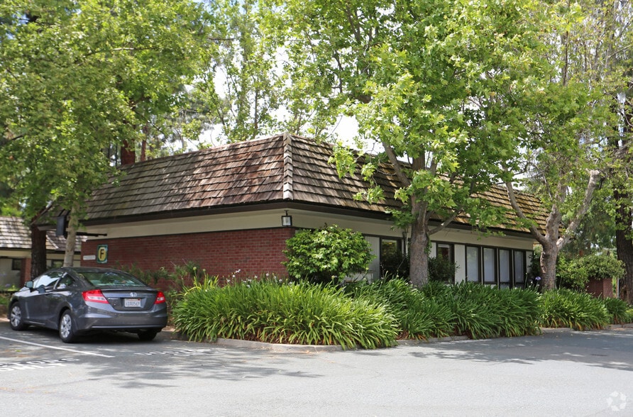 2121 Ygnacio Valley Rd, Walnut Creek, CA à louer - Photo du bâtiment - Image 2 de 4