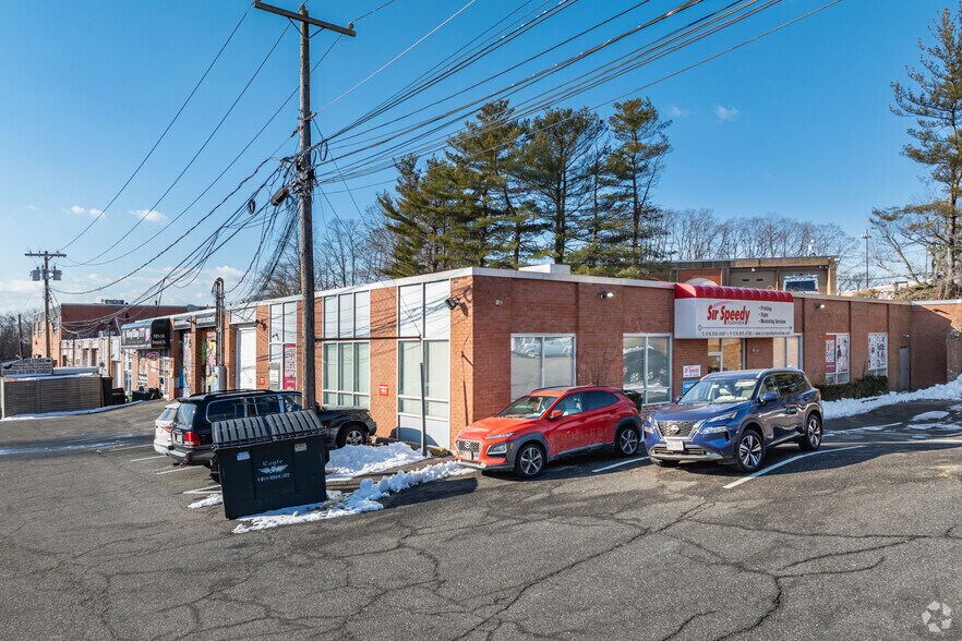 101 DuPont St, Plainview, NY à vendre - Photo du bâtiment - Image 3 de 5