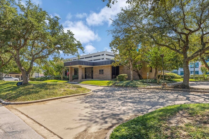 6 Professional Park Dr, Webster, TX for sale - Building Photo - Image 1 of 17