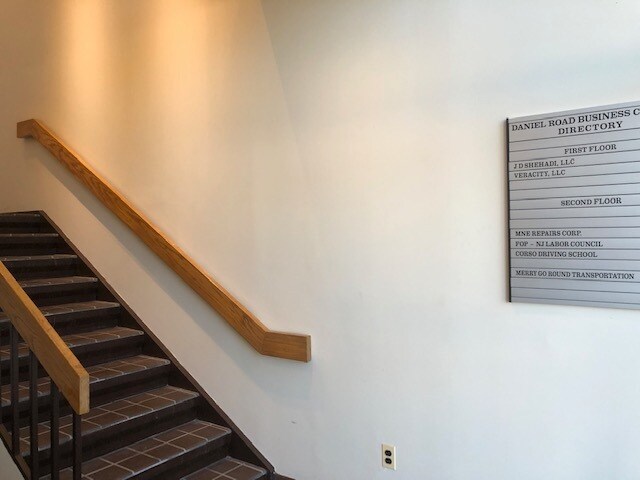 23 Daniel Rd, Fairfield, NJ à louer - Hall d’entrée - Image 3 de 10