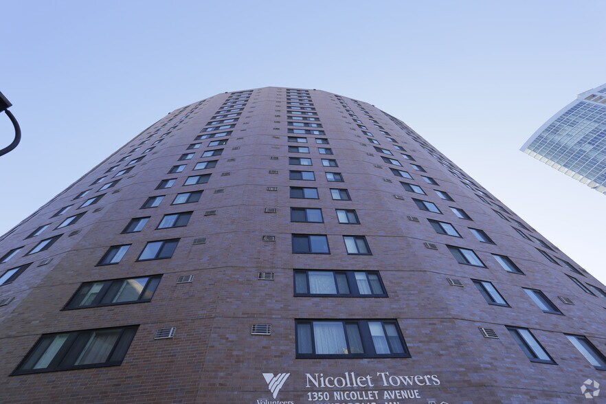 1350 Nicollet Ave, Minneapolis, MN à louer - Photo du bâtiment - Image 3 de 4