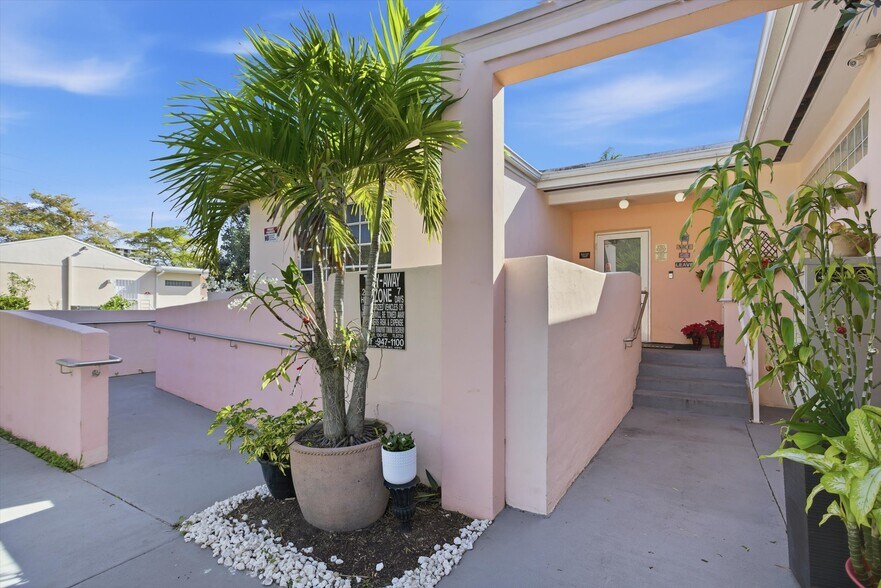 980 NE 126th St, North Miami, FL à louer - Photo du bâtiment - Image 2 de 15