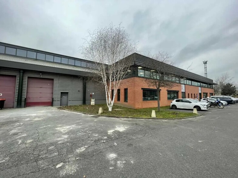 Office in Saint-Denis for lease - Building Photo - Image 2 of 14