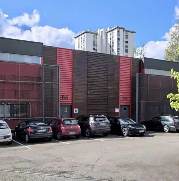 Flex in Rouen for lease - Building Photo - Image 2 of 2