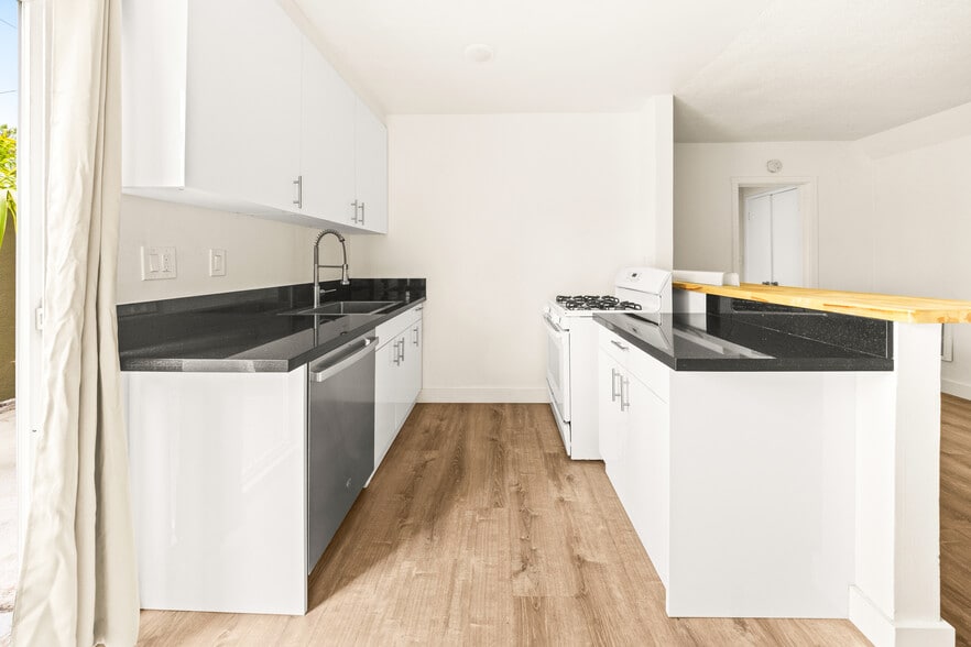 6597 Trigo Rd, Goleta, CA for sale - Interior Photo - Image 3 of 19