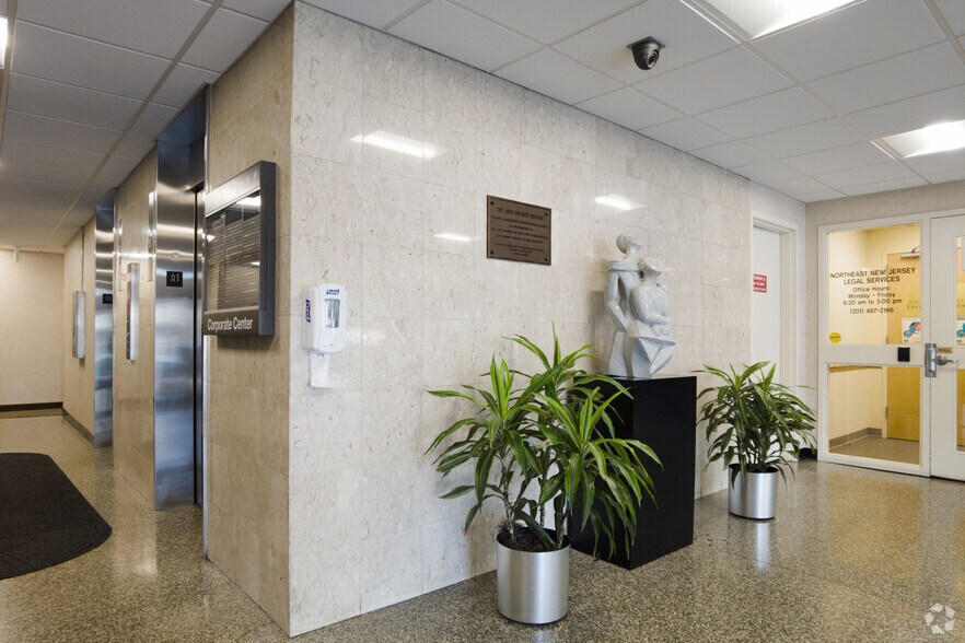 190 Moore St, Hackensack, NJ à louer - Photo du bâtiment - Image 3 de 9