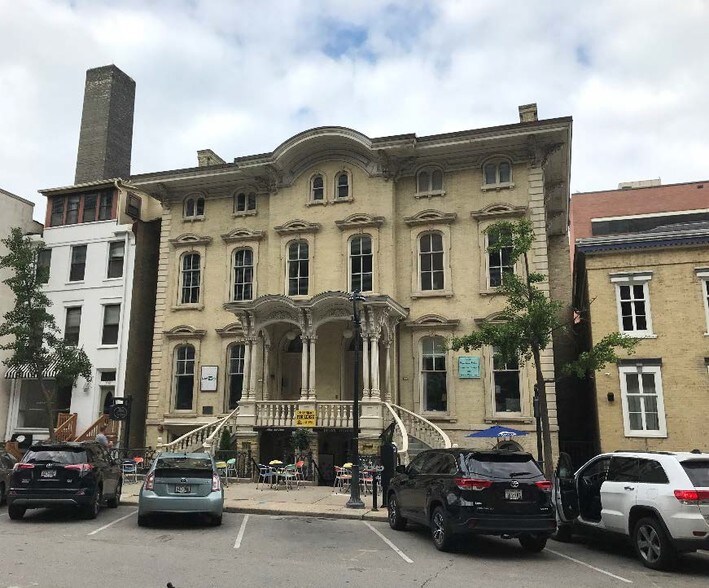 777 N Jefferson St, Milwaukee, WI à louer - Photo du bâtiment - Image 2 de 6