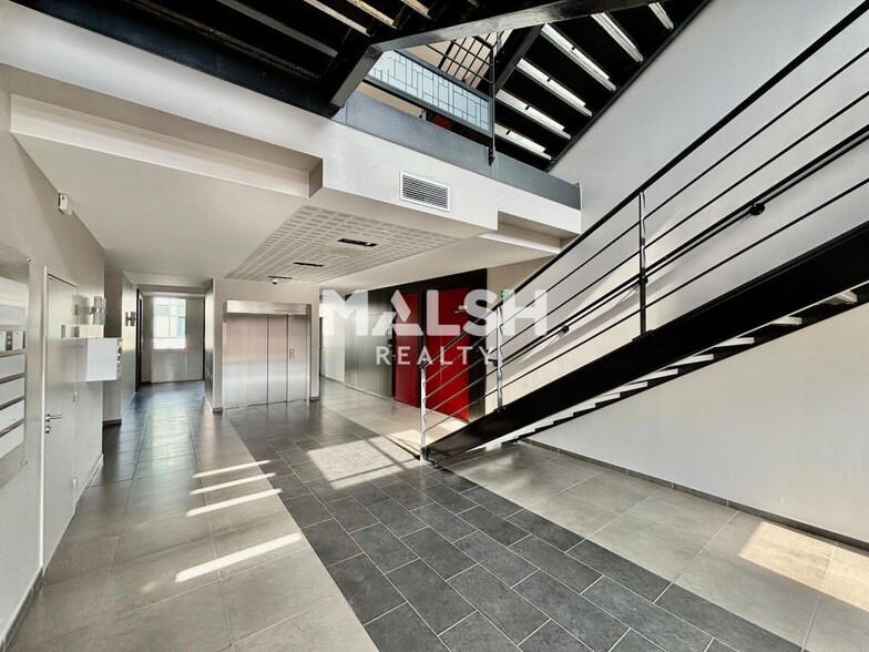 Office in Lyon for lease - Interior Photo - Image 2 of 11