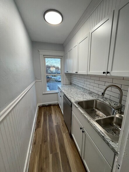 103 Cote Ave, Woonsocket, RI à vendre - Photo du bâtiment - Image 2 de 3