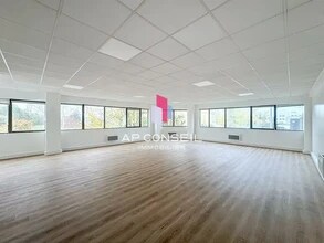 Industrial in Poissy for lease Interior Photo- Image 1 of 1