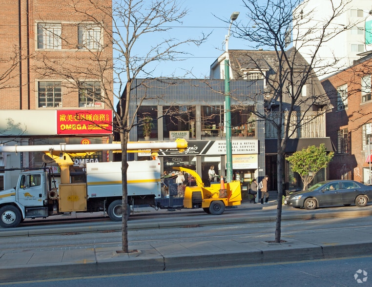 200 Spadina Ave, Toronto, ON à vendre - Photo du bâtiment - Image 2 de 2