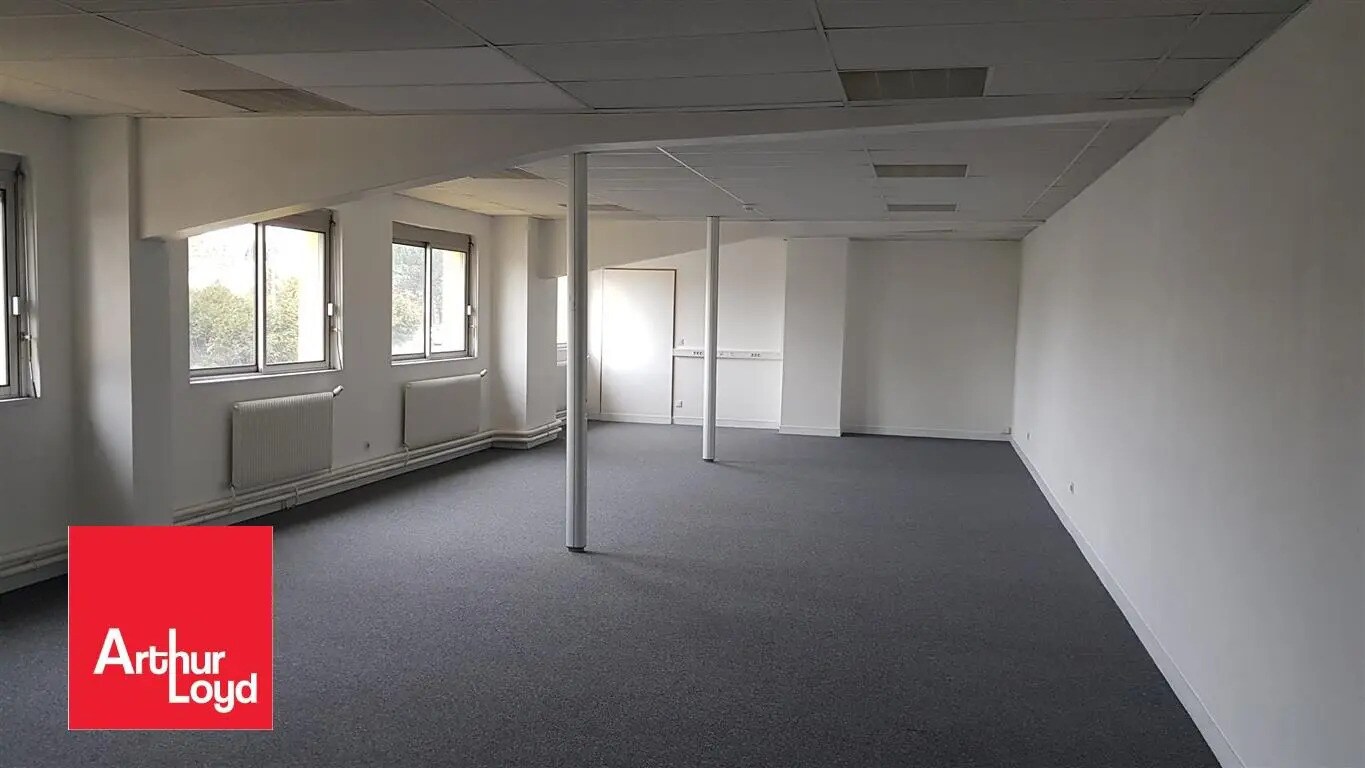 Office in Le Coudray for lease Building Photo- Image 1 of 3
