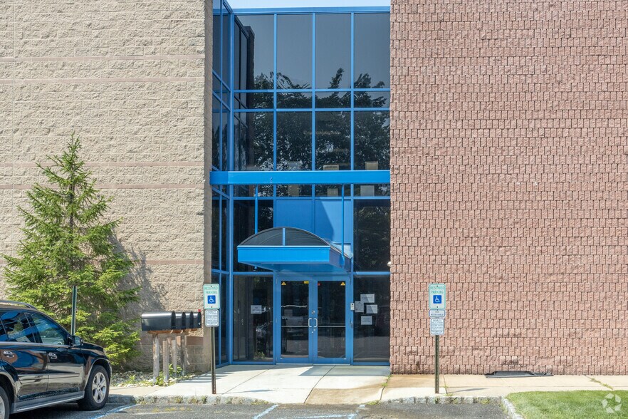 40 Christopher Way, Eatontown, NJ à louer - Photo du bâtiment - Image 2 de 10