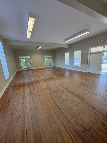 1181 Haynes St, Raleigh, NC for lease - Interior Photo - Image 2 of 8