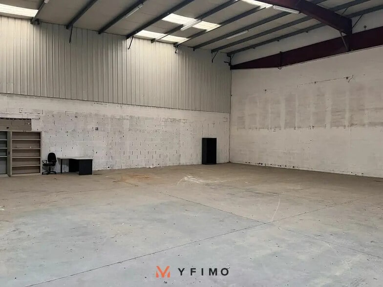 Flex in Les Mureaux for lease - Interior Photo - Image 3 of 5