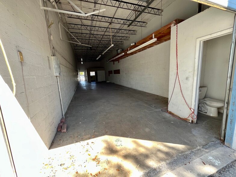 692 NE 40th Ct, Oakland Park, FL for sale - Building Photo - Image 3 of 6