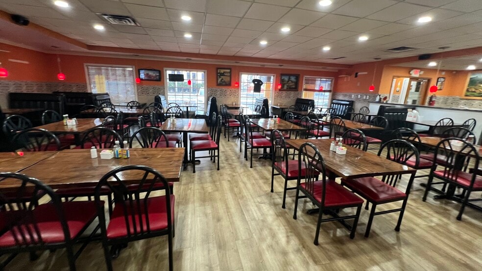 2209 Meadow Dr, Louisville, KY for lease - Building Photo - Image 3 of 15