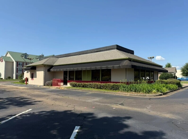 1002 Treetops Blvd, Flowood, MS à vendre - Photo du bâtiment - Image 2 de 8