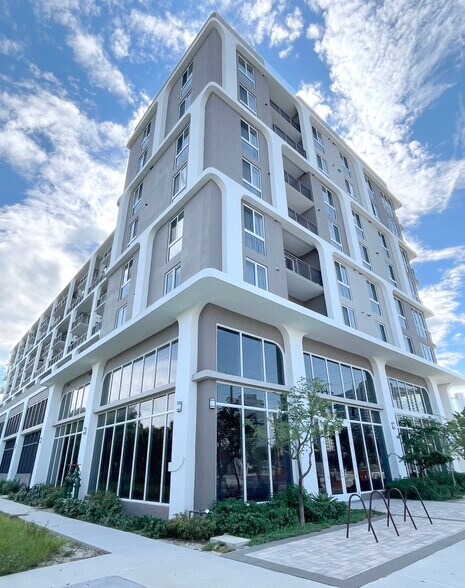 991 Banyan Blvd, West Palm Beach, FL à louer - Photo du bâtiment - Image 2 de 3