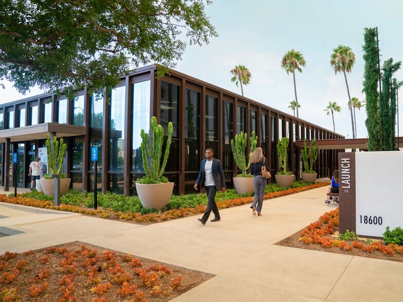 18600 MacArthur Blvd, Irvine, CA à louer - Photo du bâtiment - Image 3 de 9