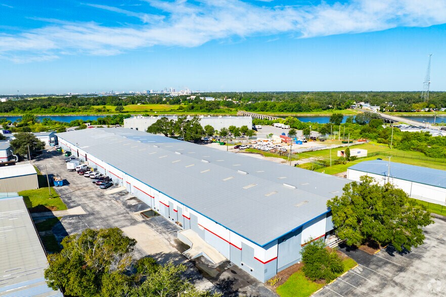 2604 Tampa East Blvd, Tampa, FL à louer - Photo du bâtiment - Image 3 de 10