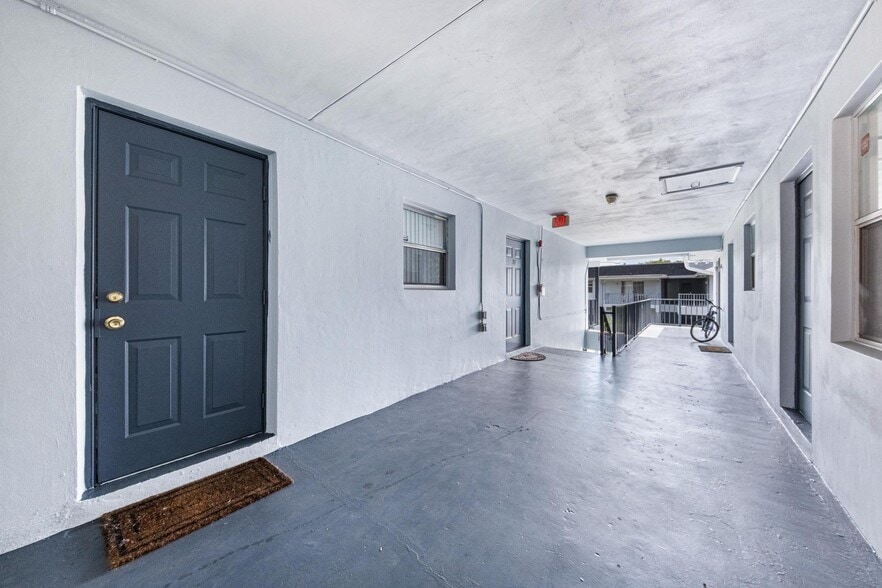 2221 NW 58th Ave, Lauderhill, FL for sale - Interior Photo - Image 3 of 40