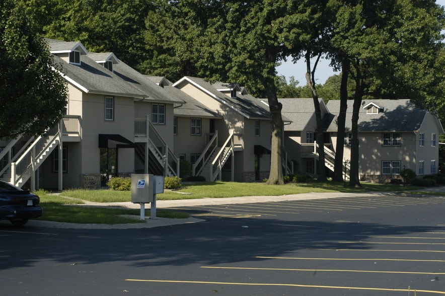 8015 Shawnee Mission Pky, Shawnee Mission, KS for lease - Building Photo - Image 3 of 4