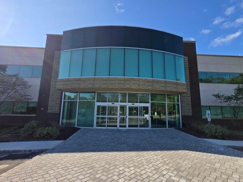 33 Technology Dr, Warren, NJ for lease - Building Photo - Image 2 of 8