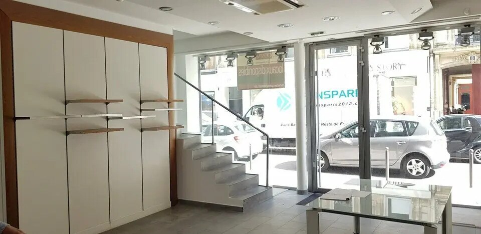 Retail in Paris for sale Interior Photo- Image 1 of 8