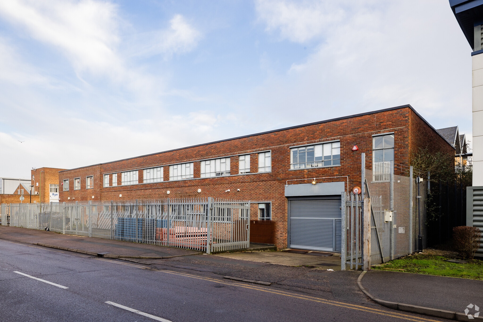 9-10 Warwick Rd, Borehamwood for lease Primary Photo- Image 1 of 3