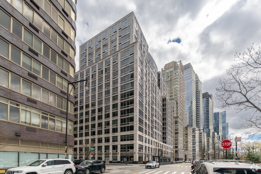 100 Riverside Blvd, New York, NY à louer - Photo du bâtiment - Image 2 de 8