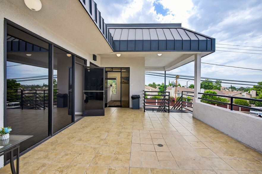 12202 Foothill Blvd, Sylmar, CA à vendre - Photo du bâtiment - Image 3 de 14