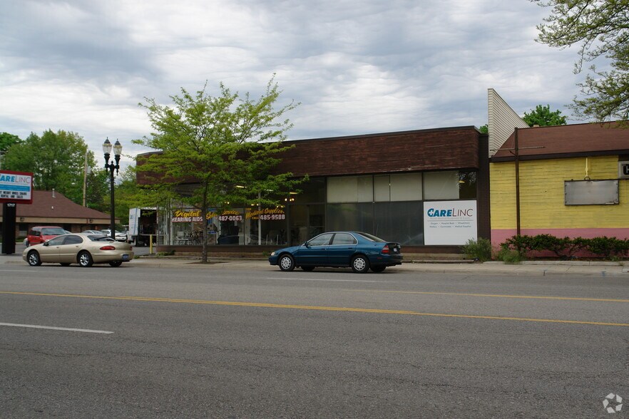 1717 E Michigan Ave, Lansing, MI à vendre - Photo du bâtiment - Image 2 de 3