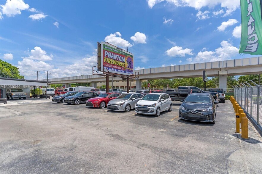 2729 NW 56th St, Miami, FL à louer - Photo du bâtiment - Image 3 de 20