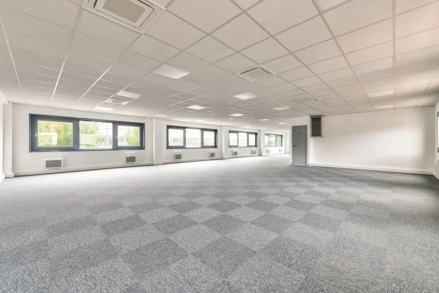 165 Rue De La Belle Etoile, Roissy-en-France à louer - Photo du bâtiment - Image 2 de 18