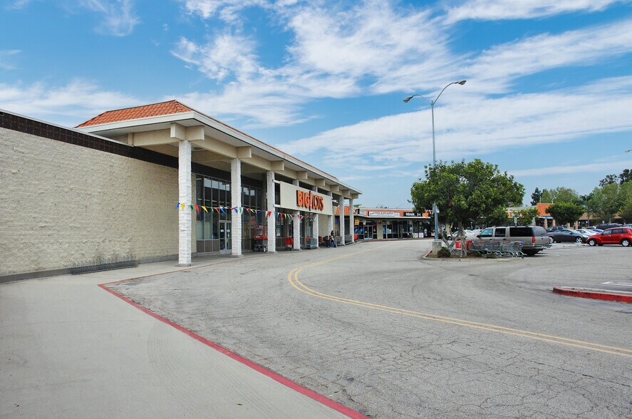 2495-2597 Sycamore Dr, Simi Valley, CA à louer - Photo du bâtiment - Image 3 de 7
