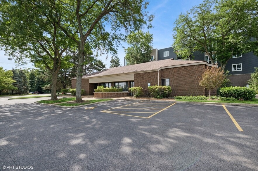 915 N Milwaukee Ave, Libertyville, IL for lease - Building Photo - Image 3 of 23