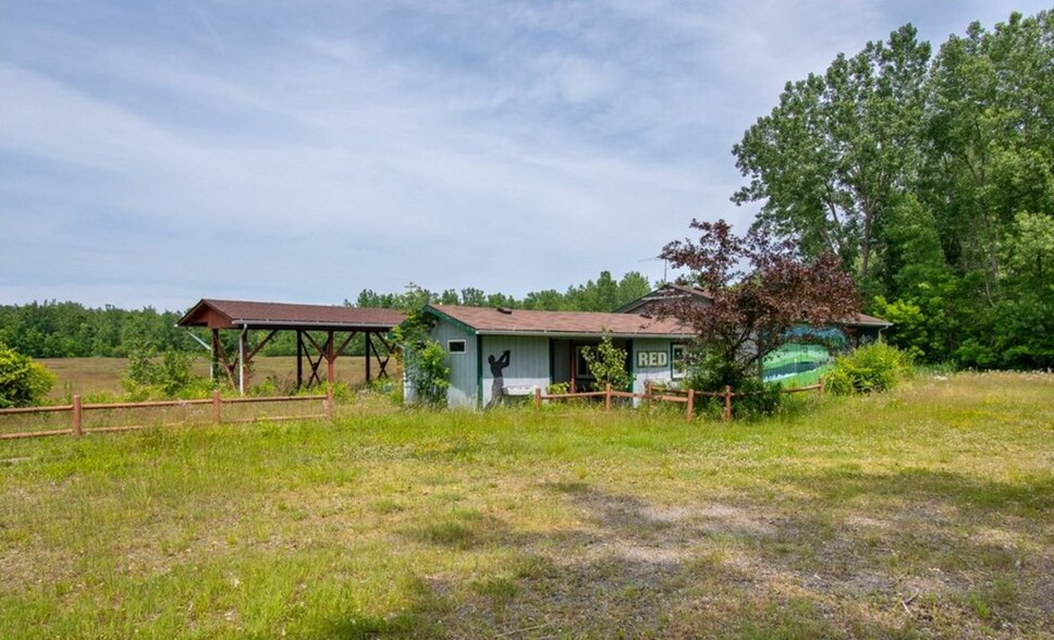 17071 Ridge Rd, Holley, NY à vendre - Photo du bâtiment - Image 2 de 7